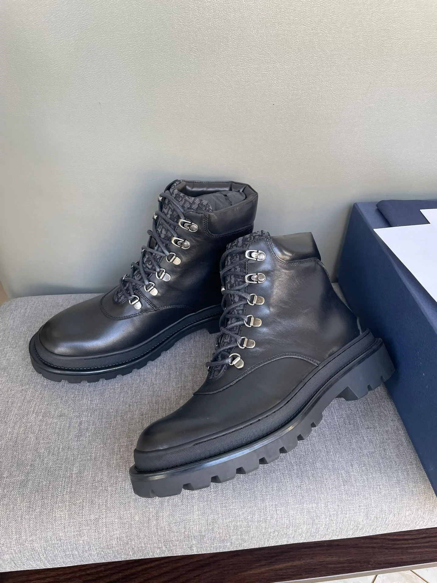 [DIOR] Top P: 1000💰 Number of yards: 39~44 (38.45 custom-made, non-refundable) Dior Dior~ Winter series, original 1:1 development Casual men's leather shoes Heavy investment, shoes and boots are made of imported cowhide + imported Dior special fabric Not easy to deform black cowhide lining Dior large hardware inlay Original TPU vacuum outsole, black cowhide Black open edge beads Military green suede Black suede Khaki suede leather is crafted by a large factory, and the perfect product is only prepared for you who know your taste! Any comparisons are welcome.